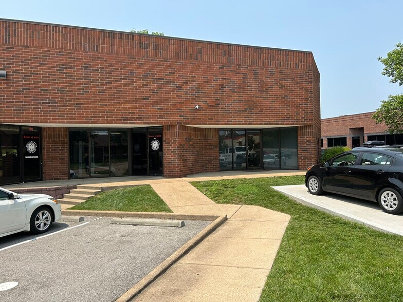 More Photos Of 251-253 Chesterfield Industrial Blvd, Chesterfield Warehouse For Sale