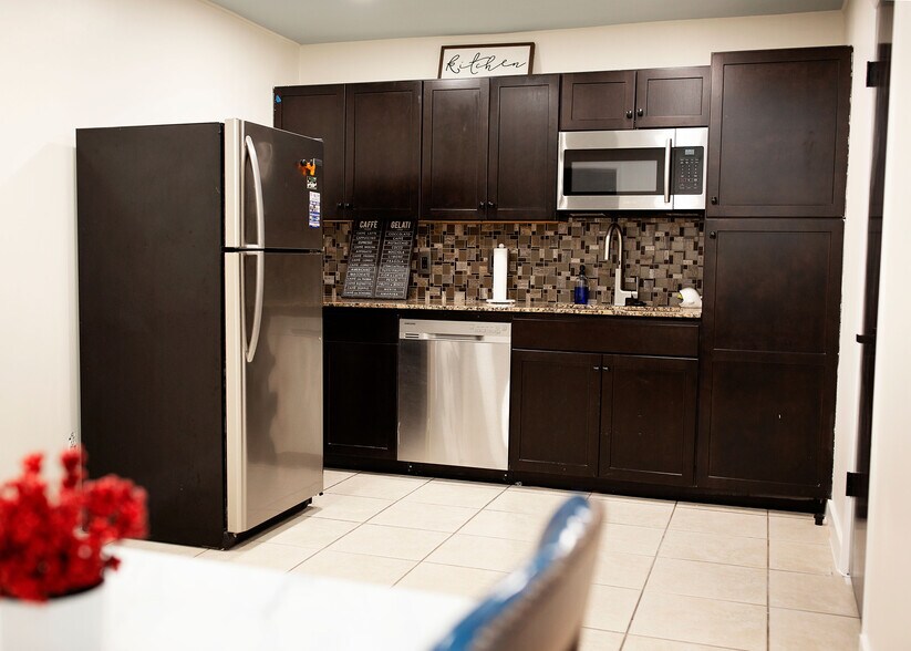 More Photos Of 1427 Keefer Rd, Tomball Office For Lease