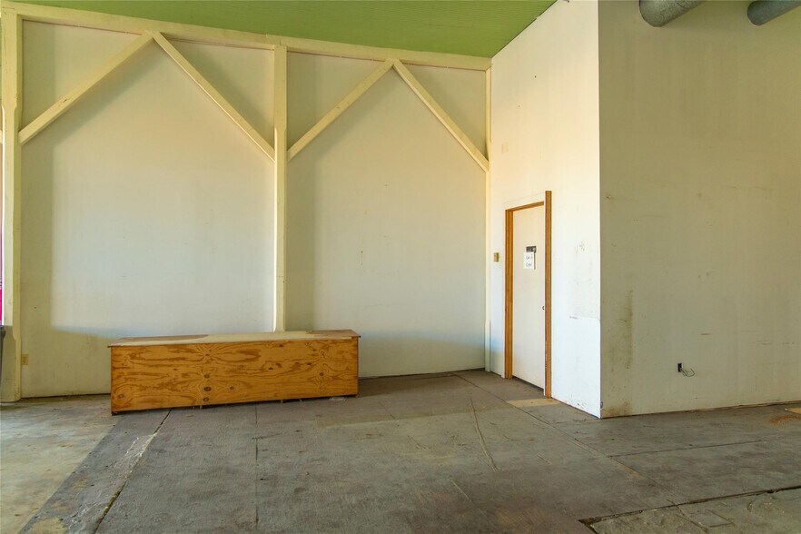 More Photos Of 1020 Halsell St, Bridgeport Flex For Sale