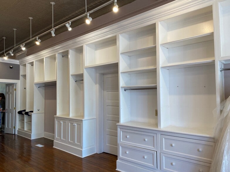 More Photos Of 209-211 N Limestone, Lexington Storefront Retail Residential For Sale