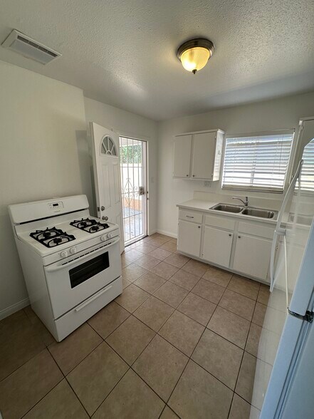 More Photos Of 1235 Clavel Ave, Ventura Apartments For Sale