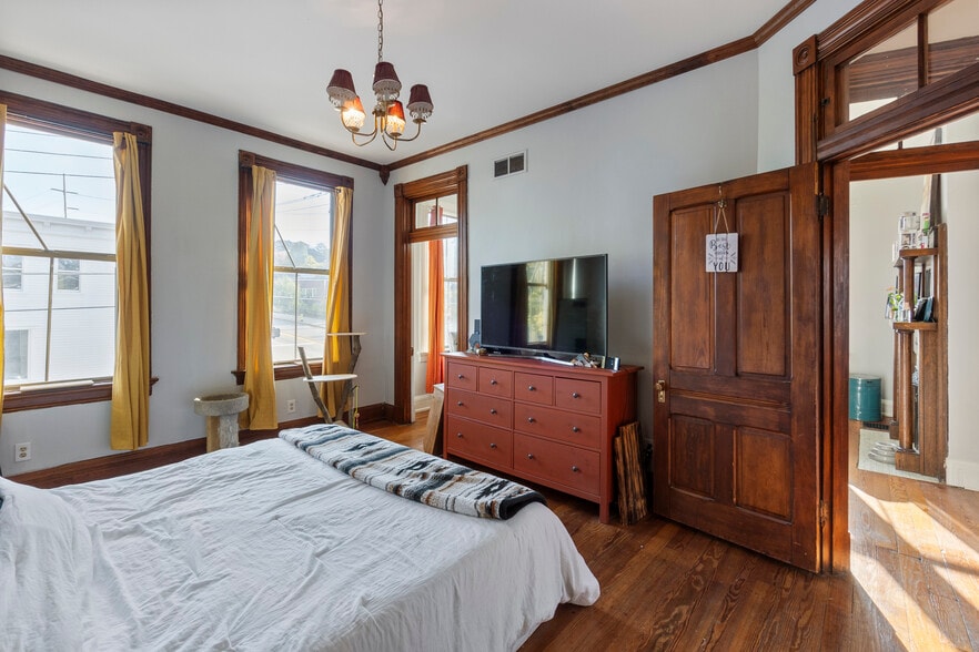 More Photos Of 411 E 10th St, Newport Storefront Retail Residential For Sale