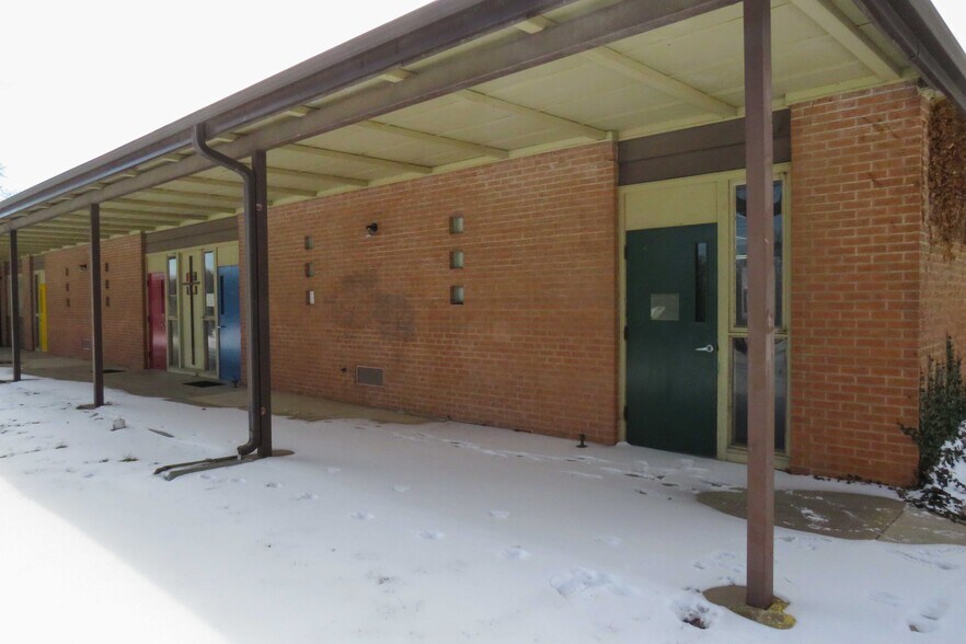 More Photos Of 1245 S Fabrique Dr, Wichita Flex For Sale