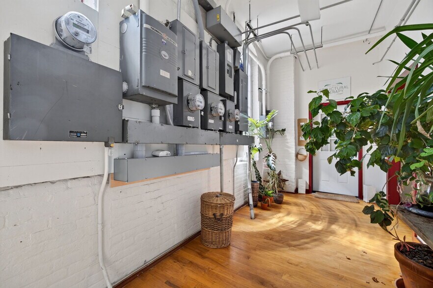 More Photos Of 420 Park St, Housatonic Flex For Sale