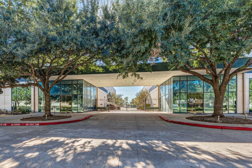 More Photos Of 16503 Air Center Blvd, Houston Warehouse For Lease