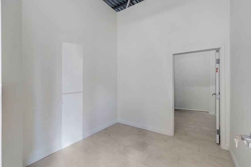 More Photos Of 3976 Destination Dr, Osprey Storefront For Sale