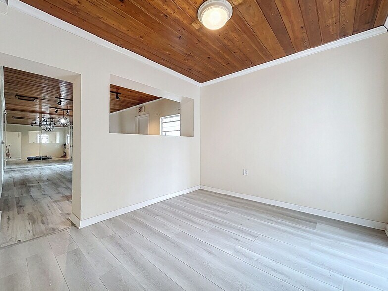 More Photos Of 301 N US Highway 41, Ruskin Office Residential For Lease