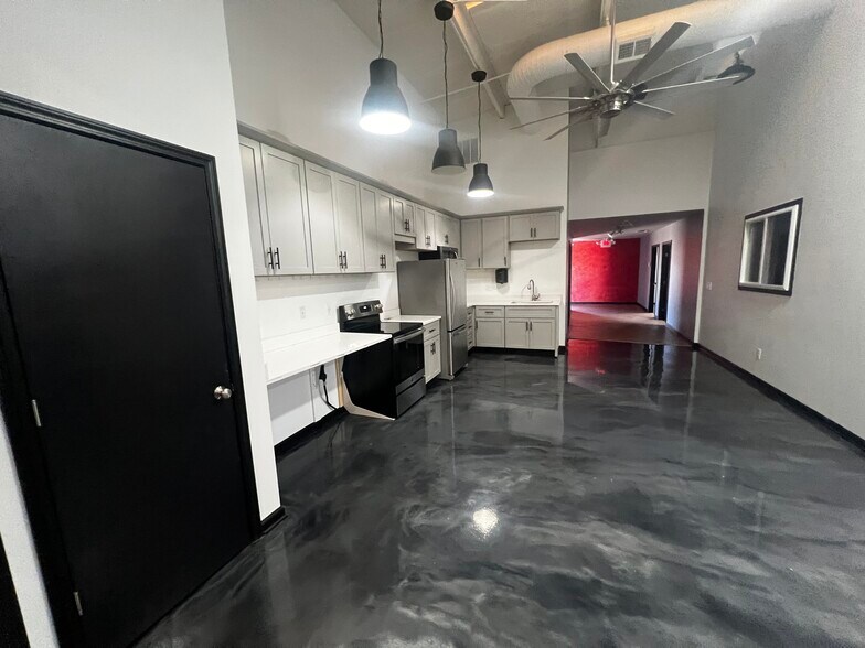 More Photos Of 101 W Shrader St, Liberty Manufacturing For Lease