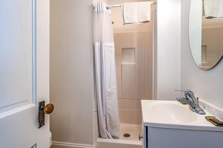 More Photos Of 617 E 8th St, Ocean City Hotel For Sale