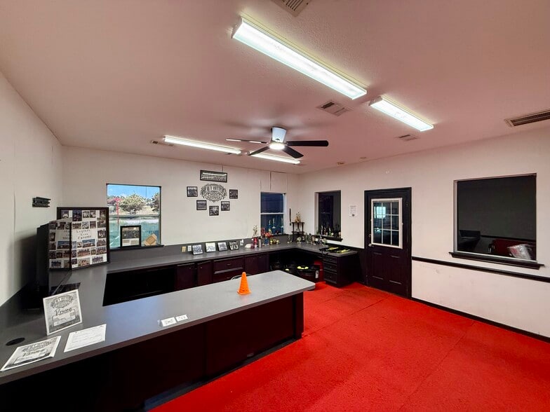 More Photos Of 108 Schilling St, Baytown Warehouse For Lease