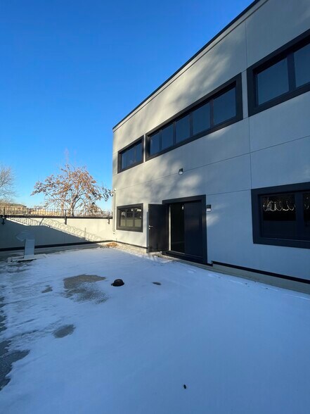 More Photos Of 194 Gordon St, Staten Island Showroom For Lease