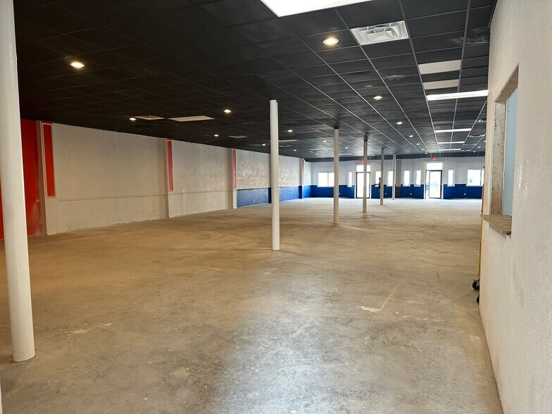 More Photos Of 138 Live Oak St, Marlin Storefront Retail Office For Sale