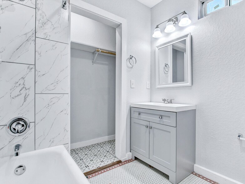 More Photos Of 1020 W French Plz, San Antonio Apartments For Sale
