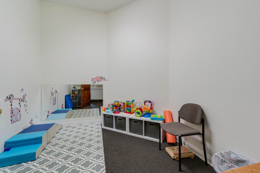 More Photos Of 1017-1019 W Park Ave, Libertyville Medical For Sale