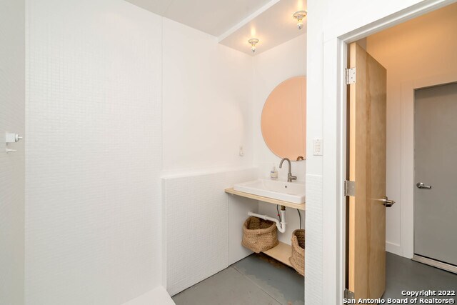 More Photos Of 1020 Roosevelt Ave, San Antonio Freestanding For Sale
