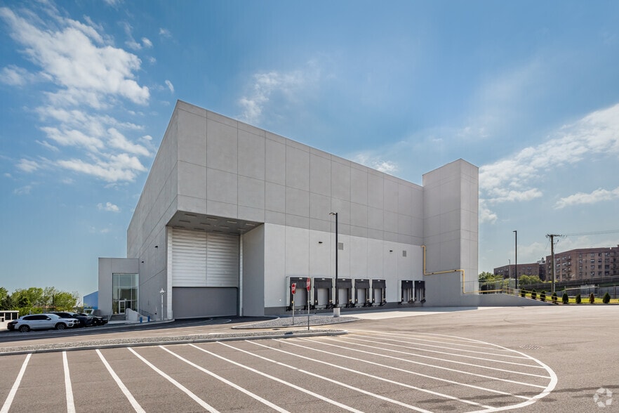 More Photos Of 28-10 Whitestone Expy, Flushing Warehouse For Lease