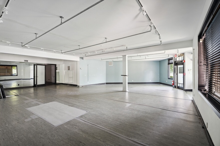 More Photos Of 3 Railroad Ave, East Hampton Storefront Retail Office For Lease