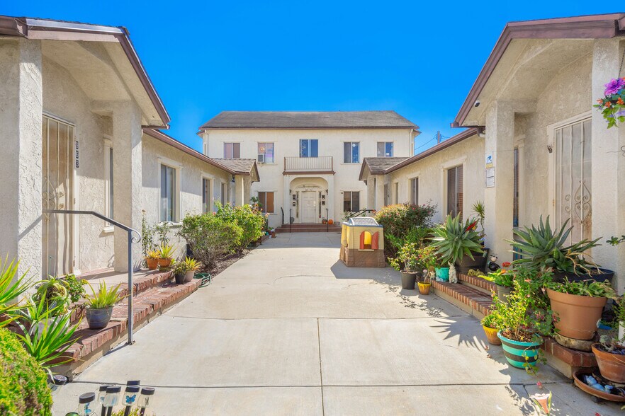 More Photos Of 985 W 9th St, San Pedro Apartments For Sale