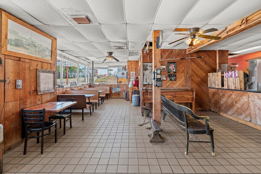 More Photos Of 313 W Cameron Ave, Rockdale Freestanding For Sale