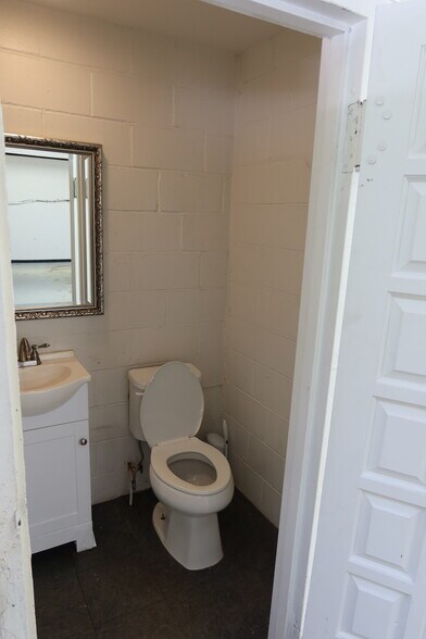 More Photos Of 1612 N Ocean Ave, Holtsville General Retail For Lease