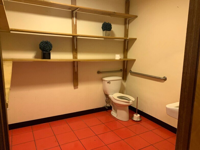 More Photos Of 620 W Historic Mitchell St, Milwaukee Storefront Retail Office For Sale