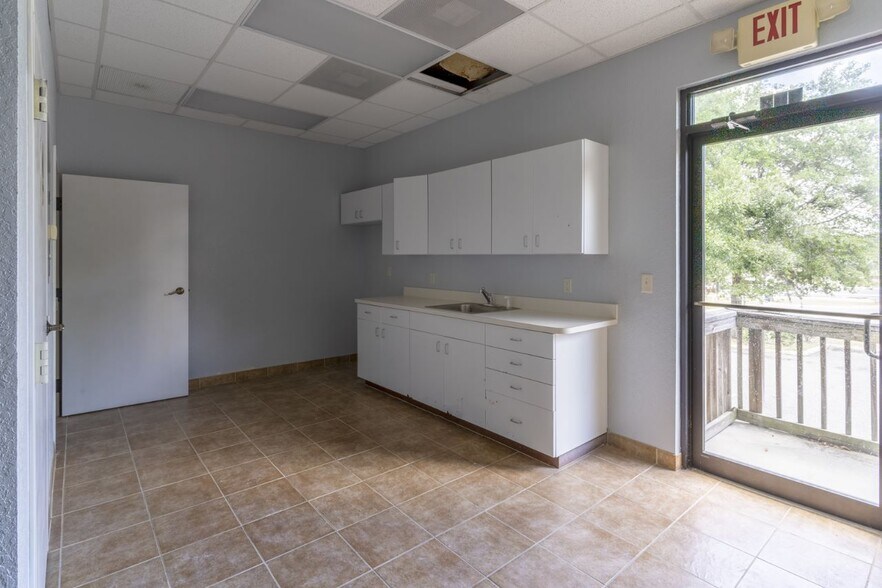 More Photos Of 301 Skyline Dr, Lady Lake Medical For Sale