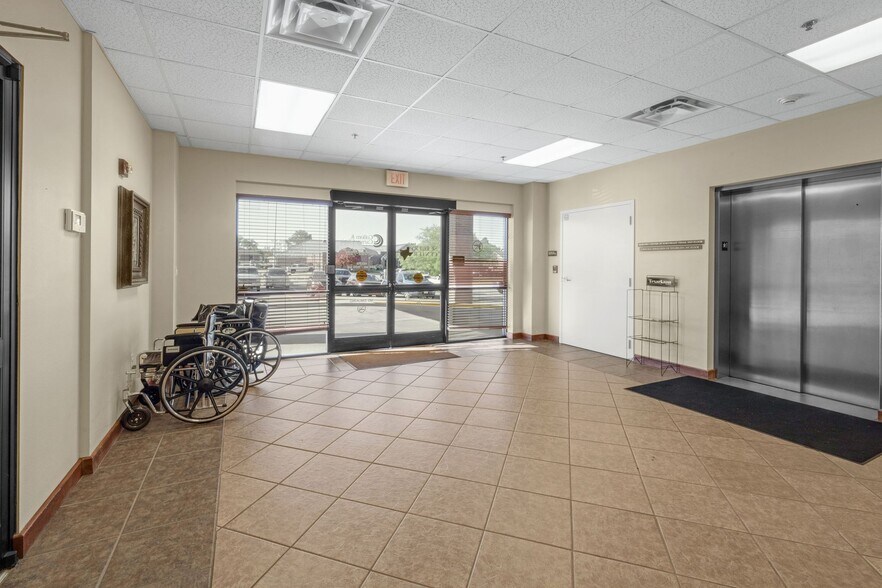 More Photos Of 1902 Moores Ln, Texarkana Medical For Lease