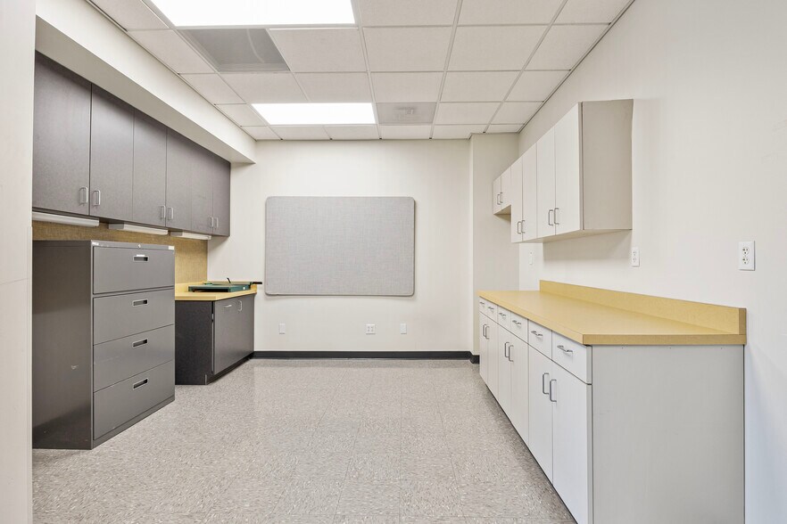 More Photos Of 1615 Commerce Pky, Bloomington Office For Lease