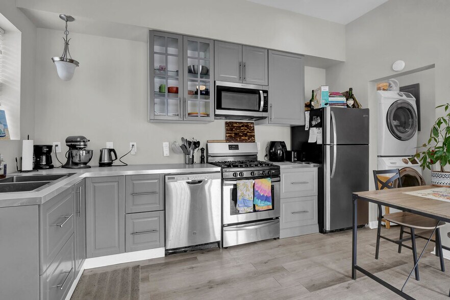 More Photos Of 2020 Princess Place Dr, Wilmington Freestanding For Sale