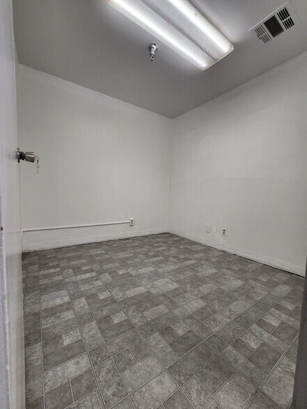 More Photos Of 620 S Clarence St, Los Angeles Manufacturing For Lease