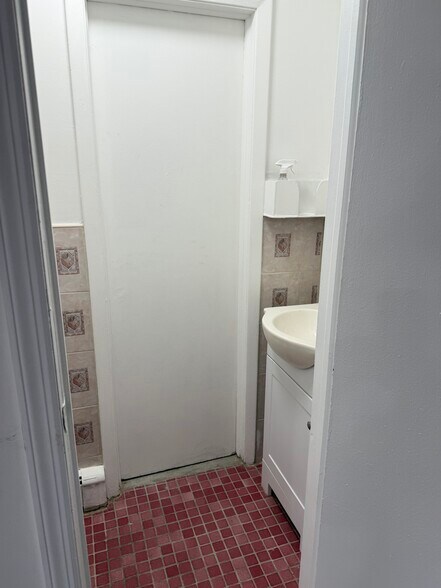 More Photos Of 15009 89th St, Howard Beach Office Residential For Lease