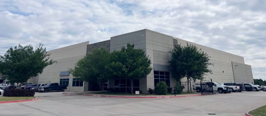 Primary Photo Of 1000 Garden Ridge Blvd, Flower Mound Distribution For Lease