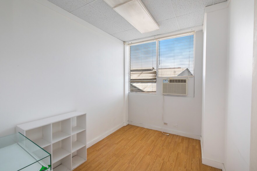 More Photos Of 1125 N King St, Honolulu Storefront Retail Office For Lease