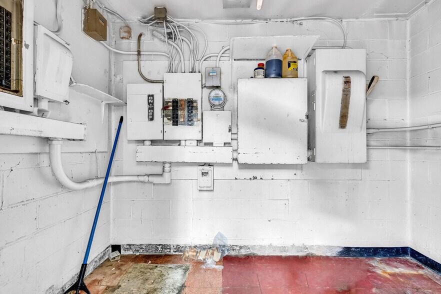 More Photos Of 2924 E Main St, Columbus Bar For Sale