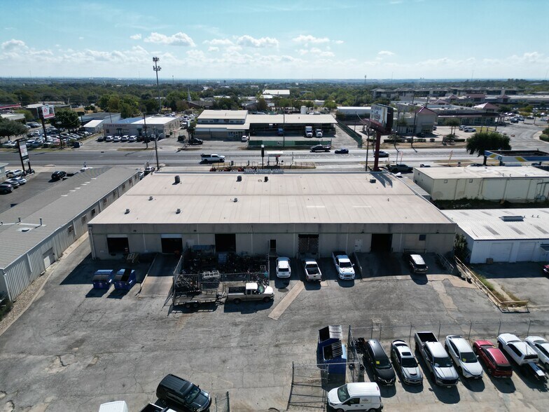 More Photos Of 11104 N Lamar Blvd, Austin Showroom For Lease