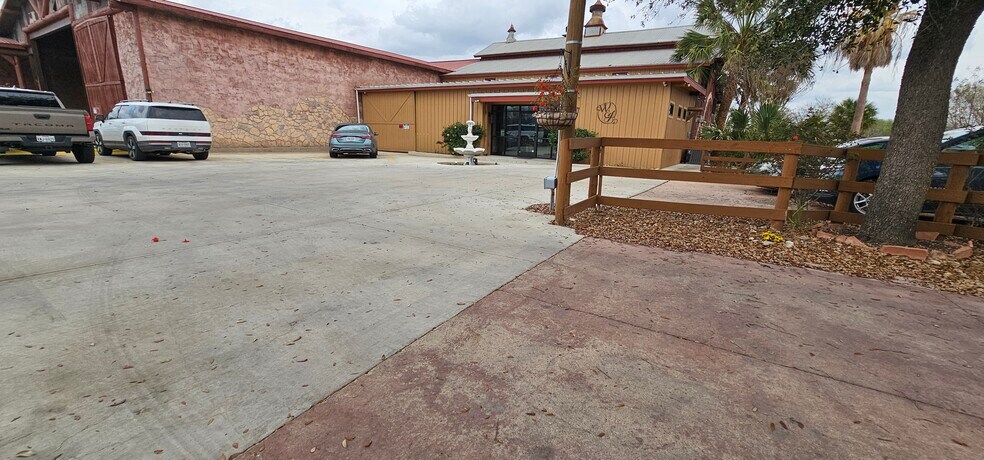 More Photos Of 11734 Schriber Rd, Buda Office For Lease