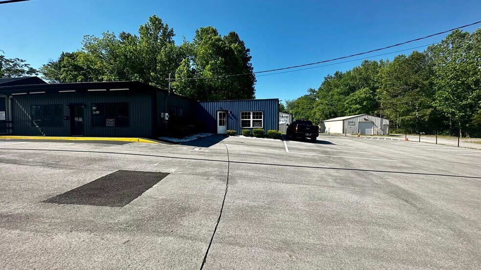 More Photos Of 430 E Broad St, Smithville Showroom For Sale