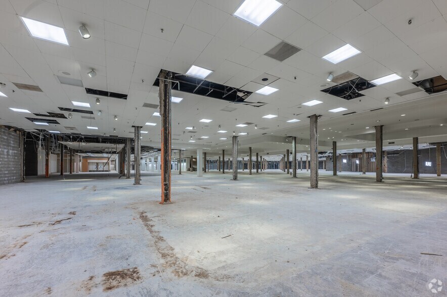 More Photos Of 100 Mall Dr, Steubenville Department Store For Lease