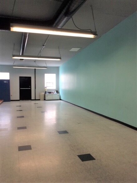 More Photos Of 315 N Main St, Burlington General Retail For Sale