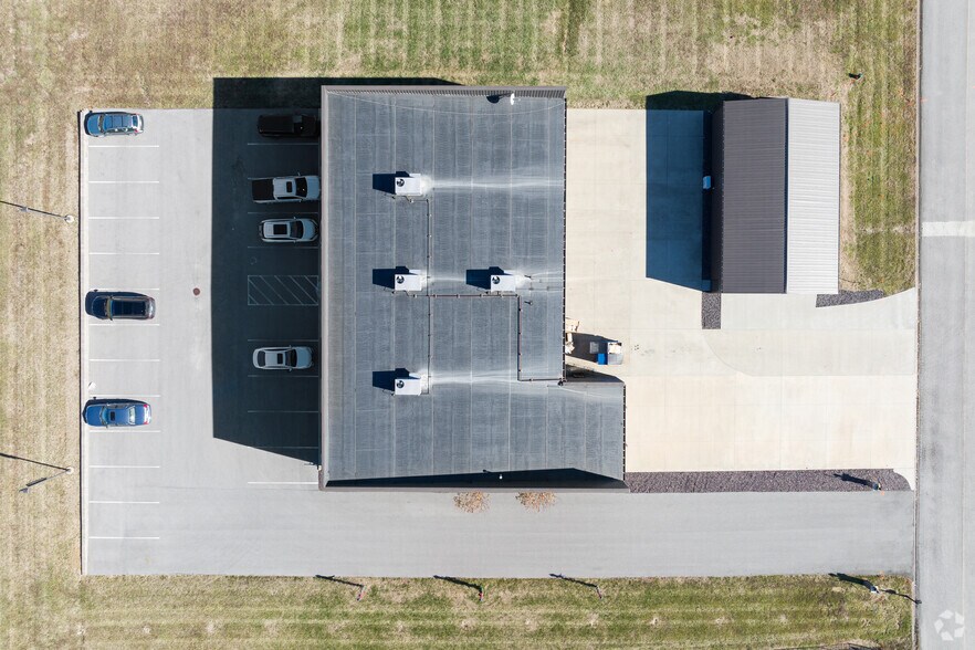 More Photos Of 1208 Donna Dr, Carterville Freestanding For Sale