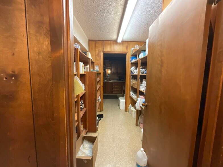More Photos Of 1310 W Grand Ave, Yoakum Veterinarian Kennel For Sale
