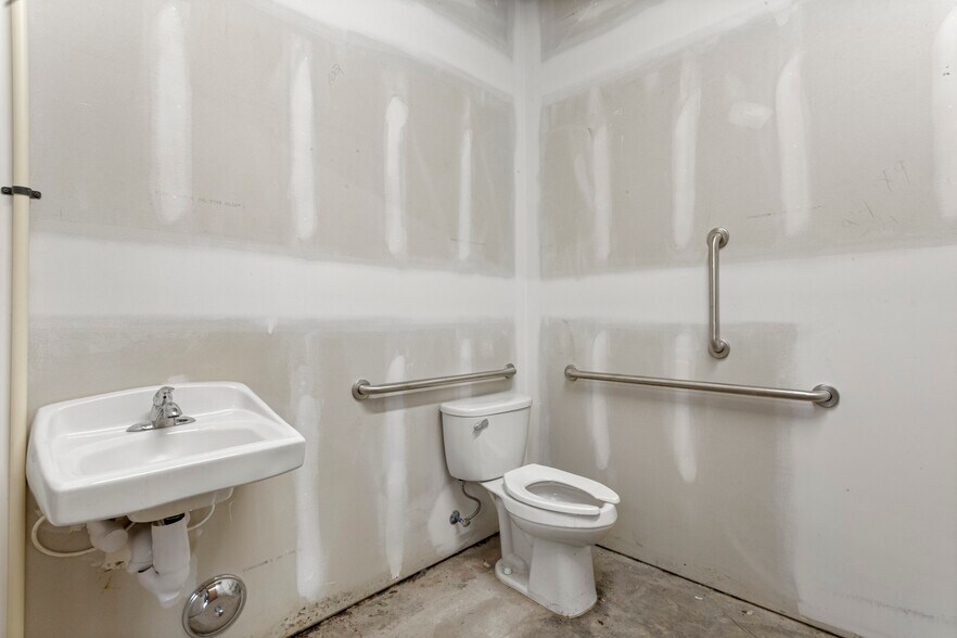 More Photos Of 16775-16777 E 13 Mile Rd, Fraser Unknown For Lease