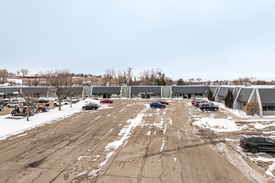 More Photos Of 7100-7148 Shady Oak Rd, Eden Prairie Showroom For Lease
