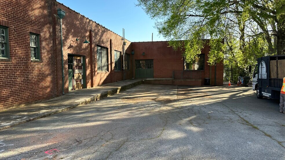 More Photos Of 111 W Bank St, Salisbury Warehouse For Lease