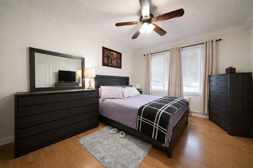 More Photos Of 7037 72nd Pl, Glendale Apartments For Sale