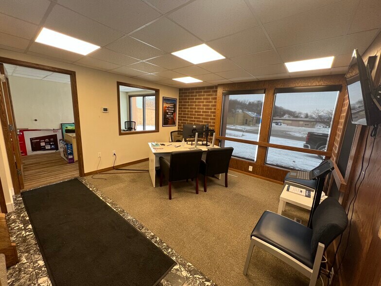 More Photos Of 2109 S Broadway, Rochester Office For Sale