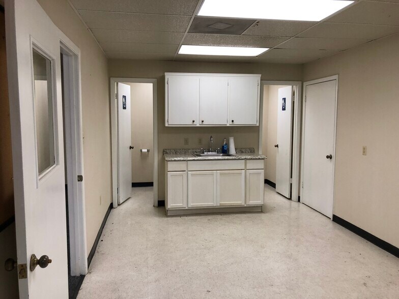 More Photos Of 903 Industrial St, Clute Unknown For Lease