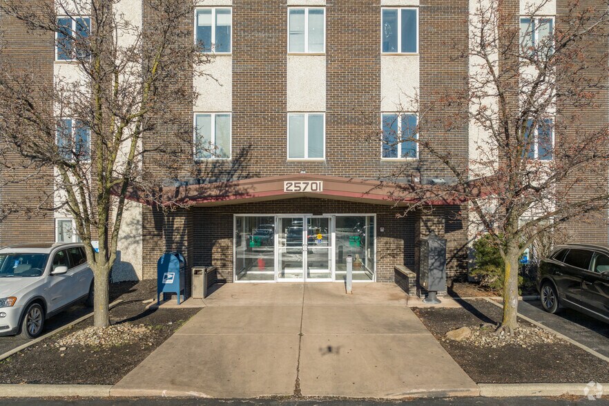 More Photos Of 25701 N Lakeland Blvd, Cleveland Medical For Lease