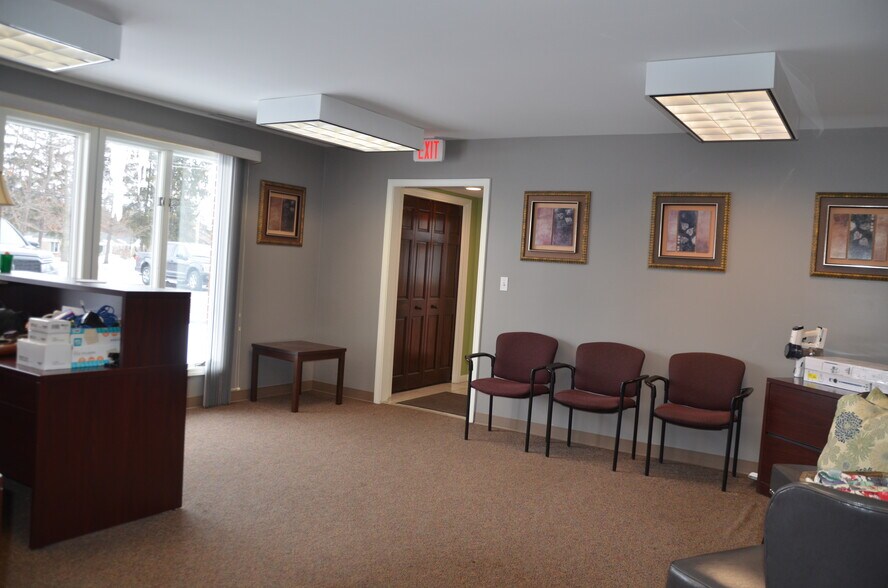 More Photos Of 718 N Bridge St, Yorkville Office For Lease