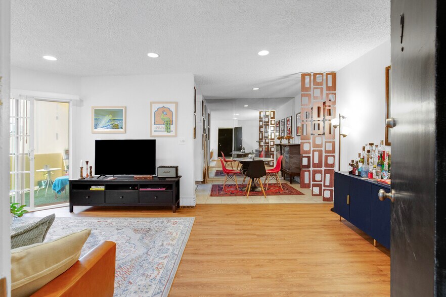 More Photos Of 939 Larrabee St, West Hollywood Apartments For Sale